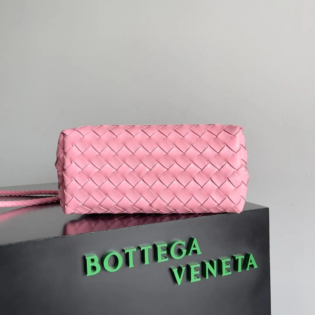 The 2023 new Andiamo batch of 1860 BV has been shipped‼ ️Really popular🔥The new Andiamo woven handbag launched by Bottega Veneta this season is really popular all over the world! ! Celebrities at home and abroad have worn it, and Oscar-winning actress Michelle Yeoh has taken it out on the street. Song Jia, Trai Yara, Yu Feihong, Sanji Ayaka, Rosie Hunting-Whiteley, Yoshioka Riho, etc. have all picked up this bag. It is classic and versatile, showing off its temperament, and the bag capacity is also large, which is very convenient for daily commuting! ! A variety of carrying methods, the shoulder straps can be adjusted by yourself, the original lambskin feels soft and delicate, and the neutral style is made to break gender boundaries and bring a more practical and longer-lasting use experience. Andiamo, which has both elegant and casual styles, perfectly interprets the true appearance of "fashionable old money style". Style number: 743568 Size: 25*22*10.5cm